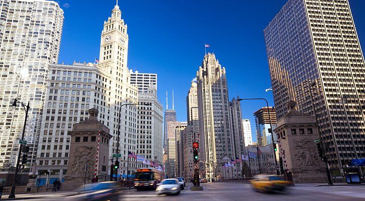 Grattacieli nel centro di Chicago con veicoli in movimento.