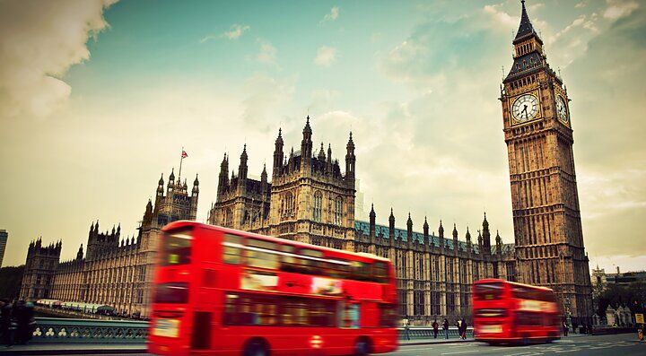 Autobus rossi davanti al Big Ben e al Palazzo di Westminster a Londra.