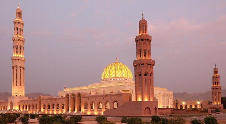 La Grande Moschea del Sultano Qaboos a Muscat al tramonto.