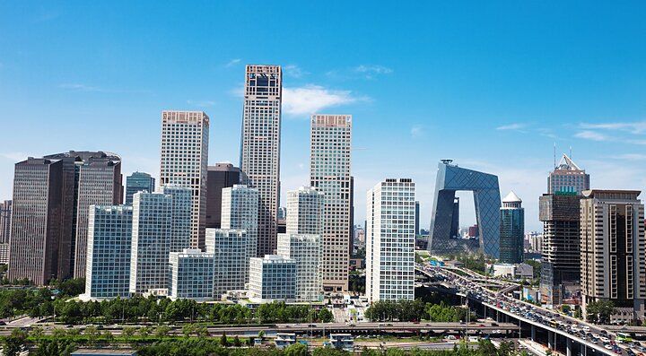 Lo skyline moderno di Pechino con grattacieli e il China Central Television Headquarters.