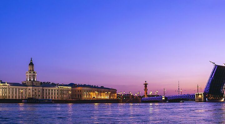 Panorama di San Pietroburgo con ponte aperto al tramonto.