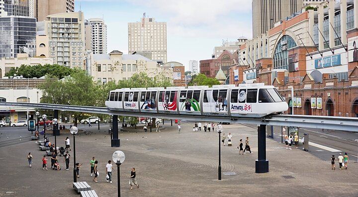 Monorotaia sopraelevata nel centro di Sydney con edifici sullo sfondo.