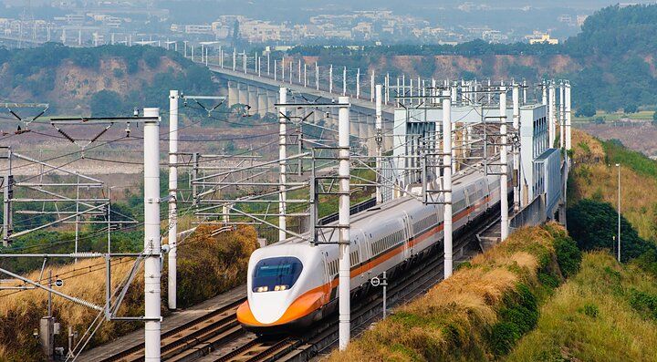 Treno ad alta velocità su una linea ferroviaria nei dintorni di Taipei.