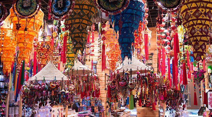 Negozio in Cina con decorazioni e ornamenti colorati appesi.