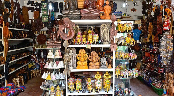 Negozio di souvenir in Sri Lanka con statue e artigianato locale.