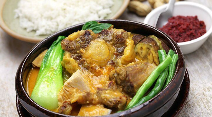 Piatto filippino con carne, verdure e riso.