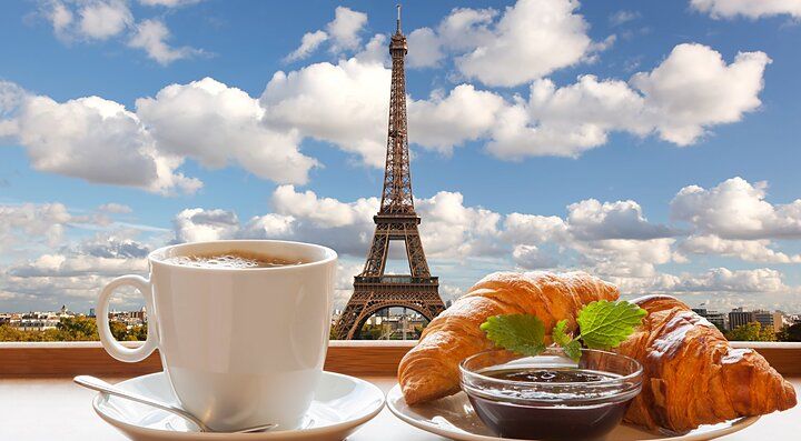 Colazione francese con croissant e caffè davanti alla Torre Eiffel.