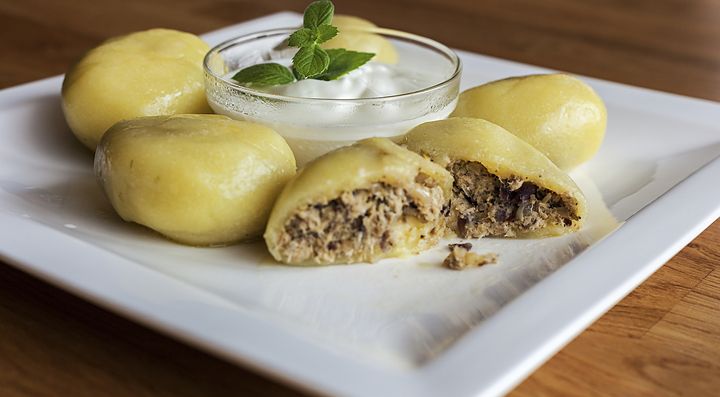 Piatti lituani con zeppole di patate ripiene e salsa di accompagnamento.
