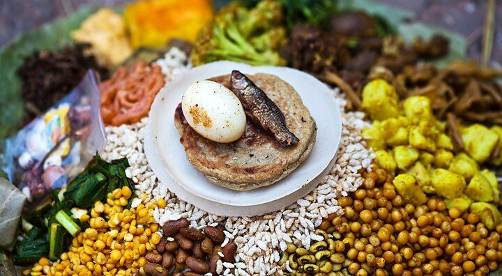 Piatto tradizionale nepalese con uovo, legumi e verdure assortite.