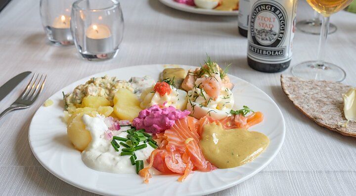 Piatto di specialità svedesi con salmone, patate e salse.