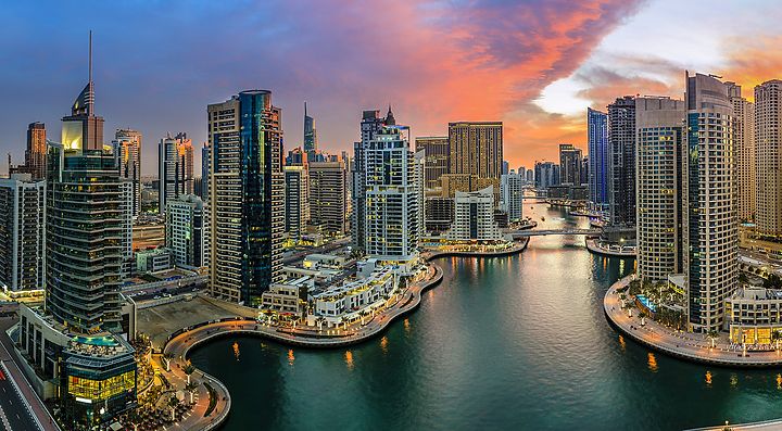 Skyline di Dubai Marina al tramonto con grattacieli e canali