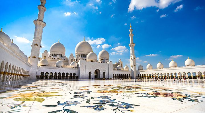 La grande moschea di Sheikh Zayed ad Abu Dhabi con dettagli ornamentali.