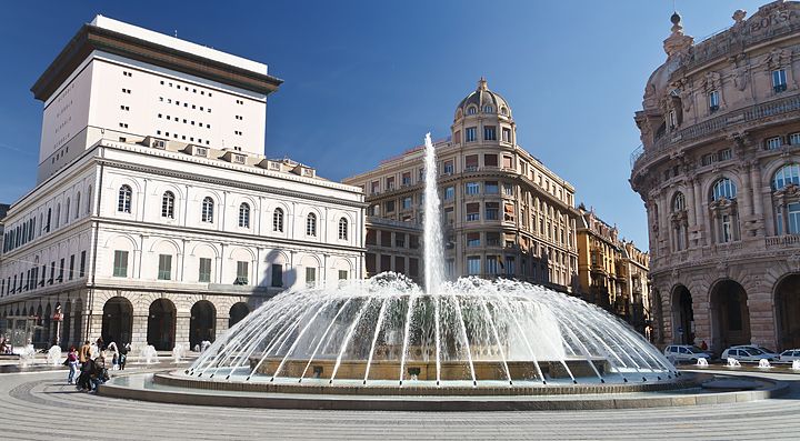 Fontana in Piazza De Ferrari a Genova con edifici storici sullo sfondo.