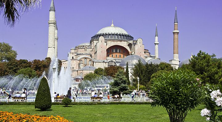 Hagia Sophia a Istanbul con fontane e giardini in primo piano.