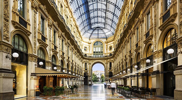 Galleria Vittorio Emanuele II a Milano con passanti e negozi.
