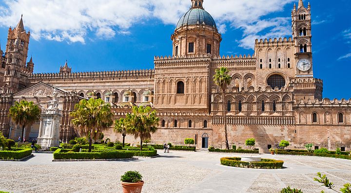 La Cattedrale di Palermo con il cielo blu sullo sfondo.