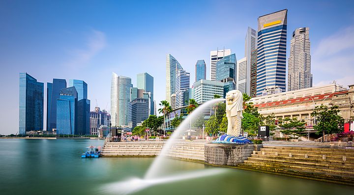 Lo skyline di Singapore con il Merlion e grattacieli sullo sfondo.