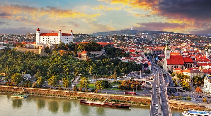 Veduta del castello di Bratislava e del Danubio al tramonto.