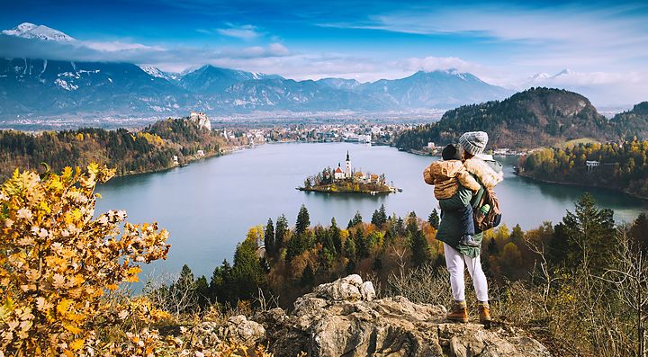 Veduta sul Lago di Bled in Slovenia con una persona in primo piano.