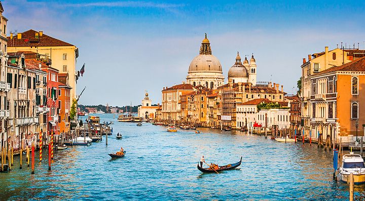 Canale di Venezia con gondole e vista sulla Basilica di Santa Maria della Salute.