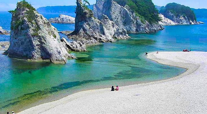 Costa di Sanriku con spiaggia di sabbia e acque turchesi.