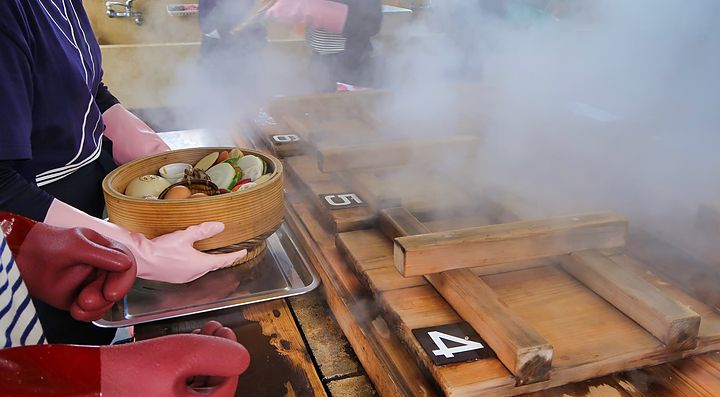Cottura di cibo al vapore a Beppu, con vapore intenso e cucina tradizionale.