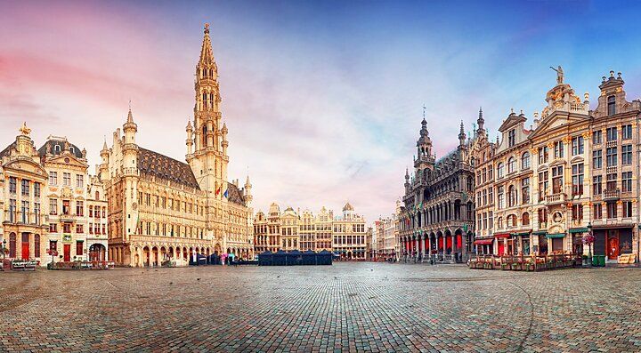 La Grand Place di Bruxelles al tramonto con edifici storici.