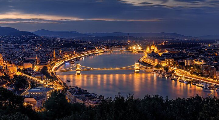 Panorama notturno di Budapest con il Danubio illuminato.