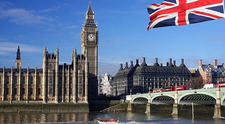 Il Big Ben e il Parlamento di Londra con bandiera britannica.