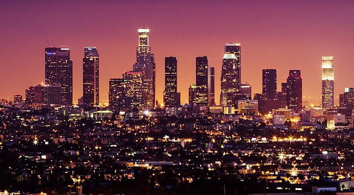 Skyline serale di Los Angeles illuminata con grattacieli.