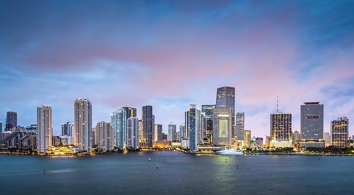 Skyline di Miami al tramonto vista dalla baia.