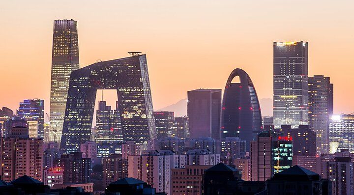 Skyline di Pechino al tramonto con moderni grattacieli illuminati.
