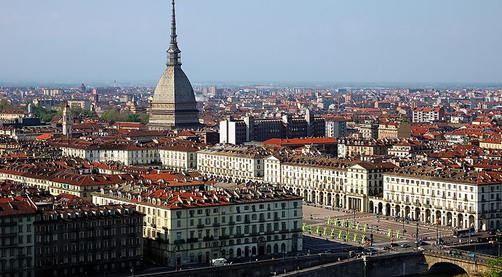 Veduta panoramica di Torino con la Mole Antonelliana sullo sfondo.