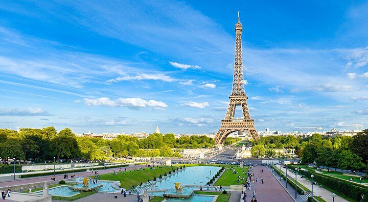 La Torre Eiffel a Parigi in un giorno di sole con cielo blu.