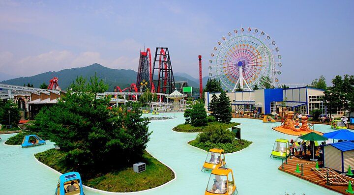 Giostre e montagne russe nel parco divertimenti Fuji-Q Highland.