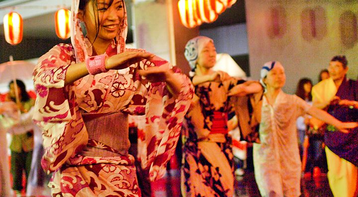 Ballerini in kimono danzano al festival Gujo Odori in Giappone.
