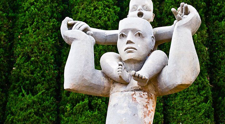 Scultura di figure umane al Museo all'aperto di Hakone, circondata da alberi.