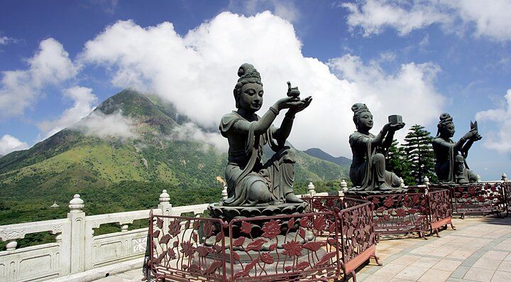 Statue buddiste su un terrazzo nell'isola di Lantau, Hong Kong.