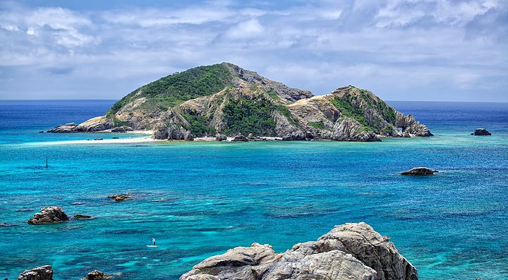 L'isola Tokashiki circondata da acque turchesi e rocce.