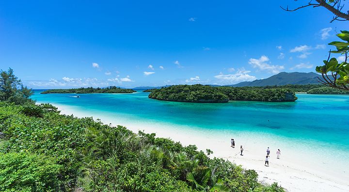Spiaggia e mare turchese delle Isole Yaeyama sotto un cielo sereno.