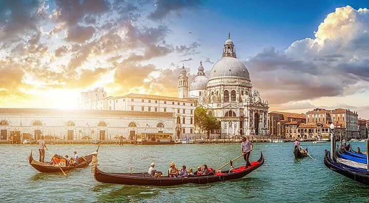 Gondole sul Canal Grande a Venezia al tramonto.