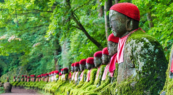 Statue di Jizo coperte di muschio a Kanmangafuchi Abyss, Giappone.