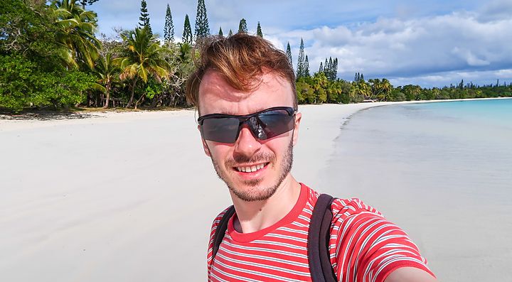 Spiaggia di Kanumera Bay con sabbia bianca e acque turchesi.