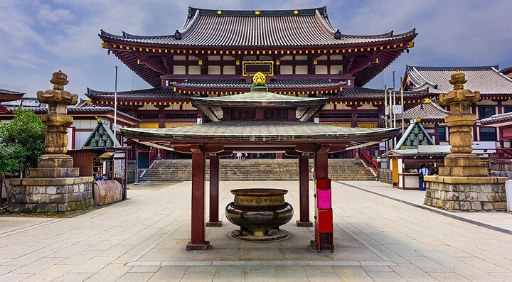 Tempio Kawasaki Daishi in Giappone con elementi architettonici tradizionali.