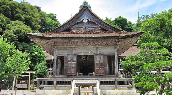 Santuario Keta Taisha in Giappone circondato da alberi.