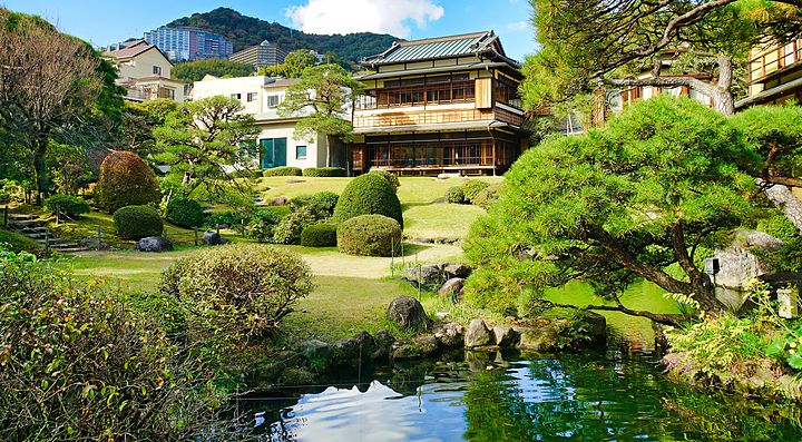 Giardino giapponese del Kiunkaku con edificio in legno e stagno.