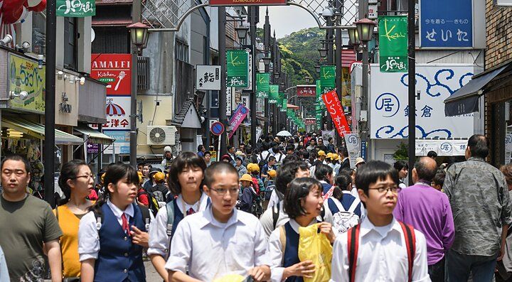 Folla di persone lungo Komachi Dori a Kamakura, Giappone.