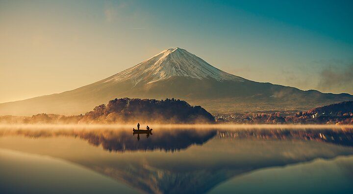 Il Monte Fuji riflesso nel lago Kawaguchi all'alba.