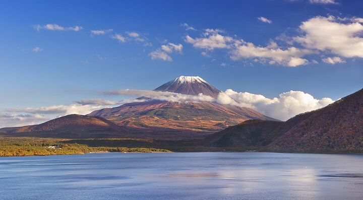 Il Monte Fuji visto dal Lago Motosu in Giappone.