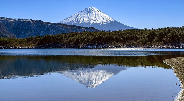 Il monte Fuji riflesso nel lago Sai.